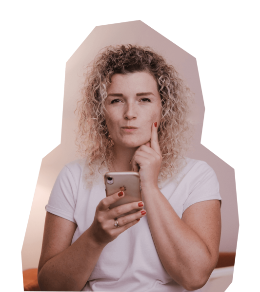 Ola-Forys-portret-z-telefonem.png
